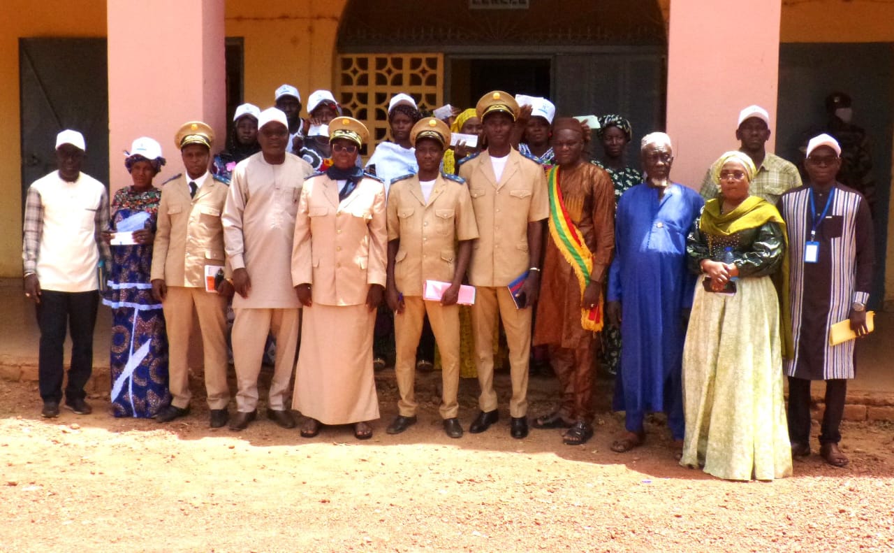 Photo de famille de la cérémonie de lancememt du financement de 452 jeunes en attente des financement de la région de Koulikoro