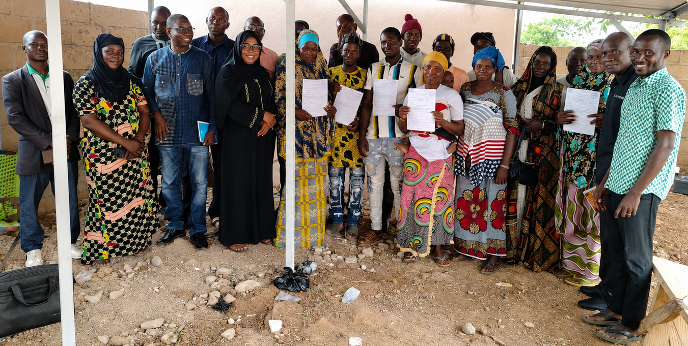 Photo de famille avec les bénéficiaires FIER II domiciliés à RMCR Sirakorola