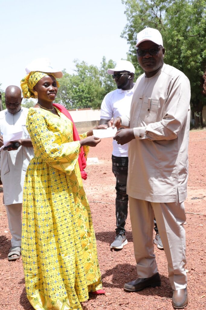 Remise de chèque aux bénéciaires par le coordinateur de l'UCR de Koulikoro