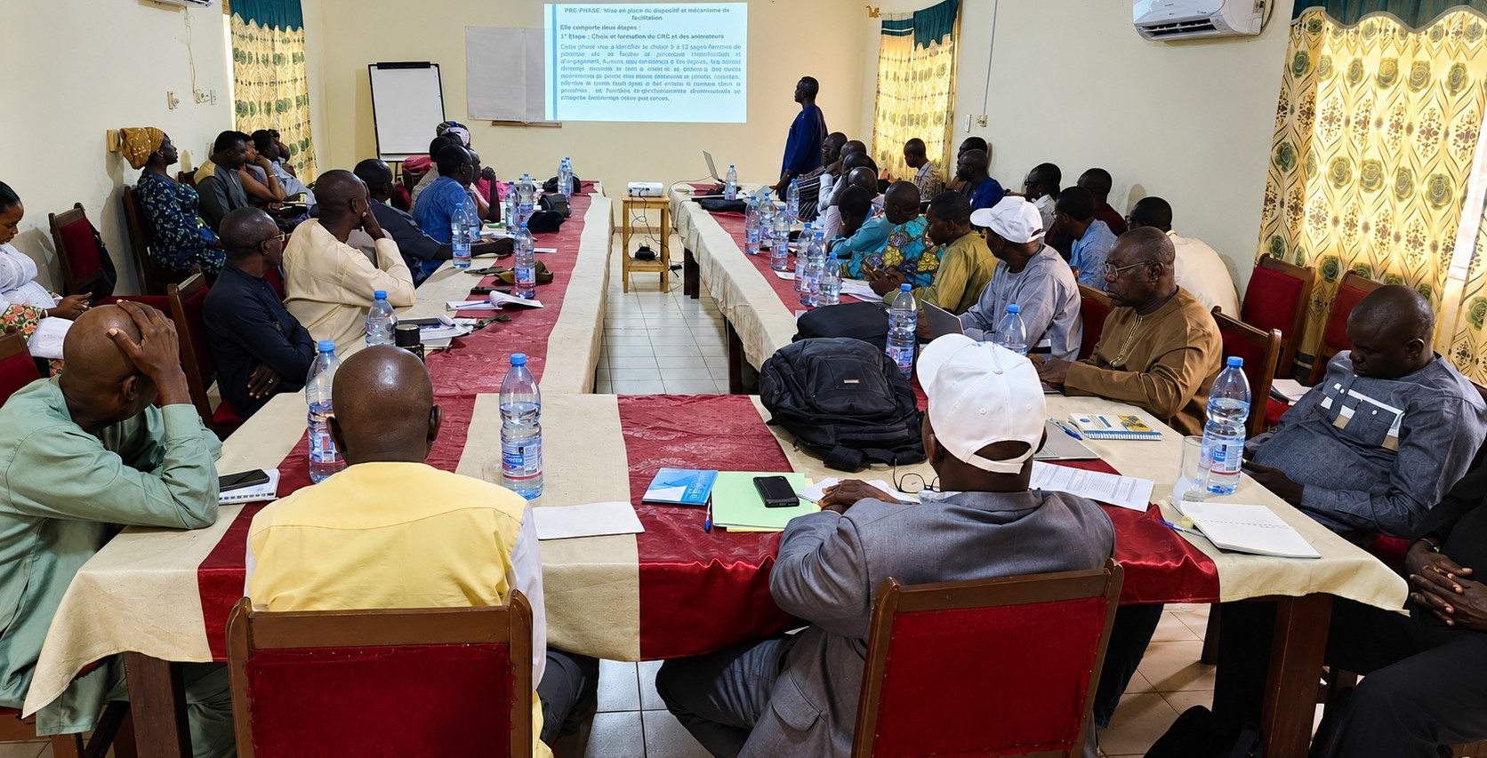Image des participants en salle, étape de la présentation du guide