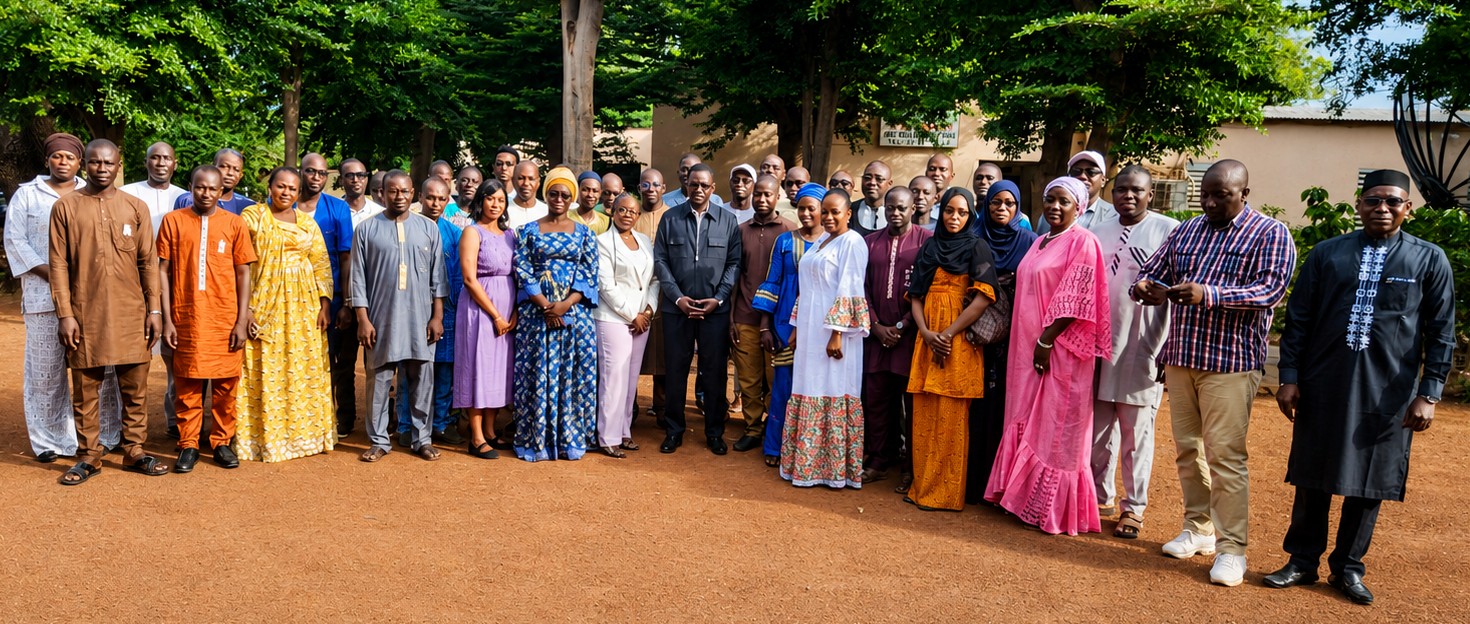 Family photo of the launching ceremony for the funding of 452 young people awaiting funding from the Koulikoro region Photo de famille à l'issue de la cérémonie d'ouverture de la session des OCO FIERII