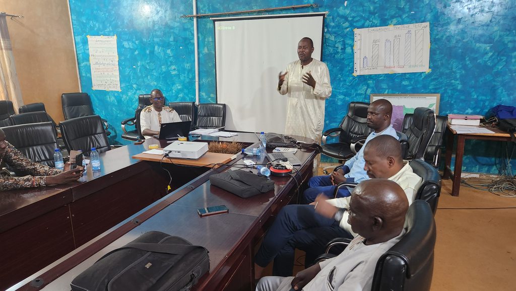 Formation des élus et conseillers techniques du conseil régional de Koulikoro, image de la communication du chef de mission de l'équipe de facilitation