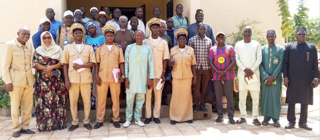 Photo de famille à la fin de travaux à Kolokani